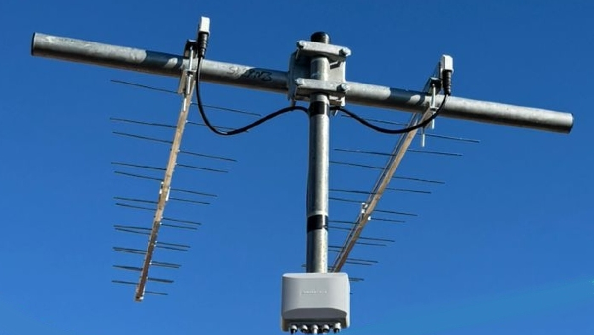 staffa dritta serve per L'accoppiamento di due antenne UHF gemelle