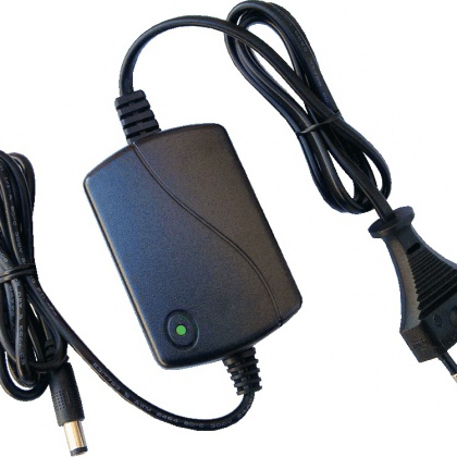 Alimentatore 12V 2A switching con uscita PLUG 5.5mm - Ideale per telecamere